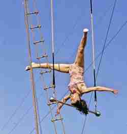 Pinito Del Oro head balancing trapeze